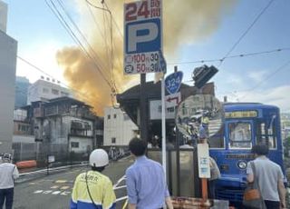 集合住宅火災で3人搬送、長崎　80代女性が意識不明の重体