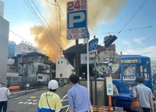 集合住宅火災で３人搬送、長崎　８０代女性が意識不明の重体