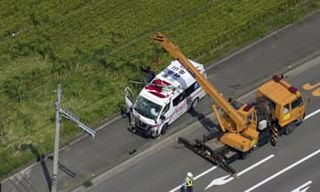 搬送中の救急車、田んぼに転落　乗用車と衝突5人けが、三重