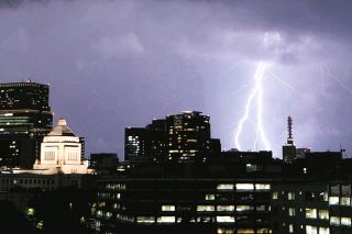 「落雷」なぜかこの夏は関東で突出！　野外での「ゲリラ稲妻」リスク、命を守るためにはどうすれば…