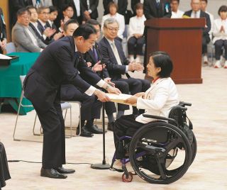 パリ・パラリンピックで活躍の日本選手団、首相官邸を訪れ岸田首相に支援を要請「さらにパラスポーツ発展を」