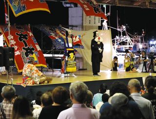 珠洲伝統の狂言、漁港の特設舞台で披露　「早船狂言」神社が被災も若者たちが継承　震災後、市内で初のキリコ祭り