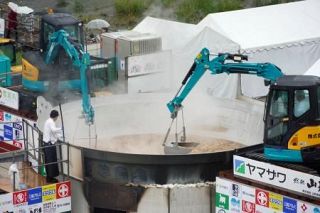 山形で日本一の芋煮会、秋味堪能　雨の中、豪快大鍋３万食