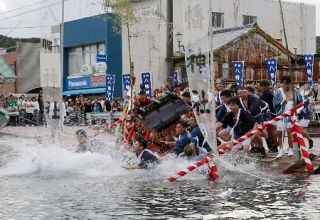 みこしとともに海へ、豊漁祈願　和歌山・那智勝浦で神事