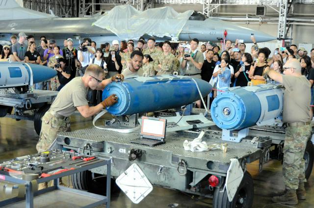 うなる20ミリバルカン砲　米軍三沢基地でF16戦闘機の訓練を公開