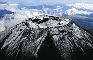 富士山「入山規制」まだ煮え切らない静岡県　「弾丸登山」を劇的に減らした山梨県とは「同じにできぬ」悩み