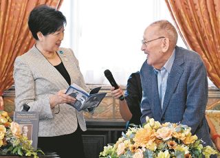 渋沢栄一のひ孫・雅英さん、長寿の理由を問われ「勝手なことばかりしています」　小池百合子知事が100歳祝う