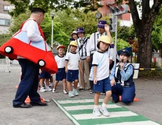 幼稚園児３０人に交通ルール指導　浅草署、横断歩道を渡る練習