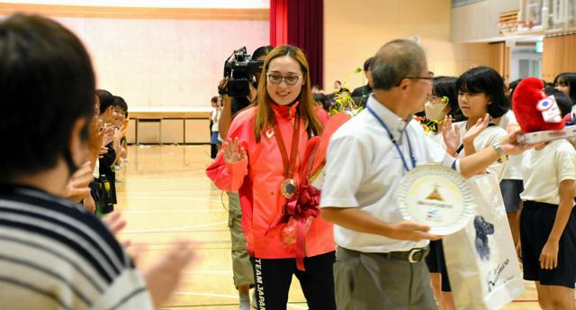 パラ競泳女子銅メダリスト・辻内彩野選手　江戸川区の母校で報告会