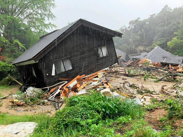 24時間後に母救出　「大丈夫」40センチの隙間に声かけ続けた息子