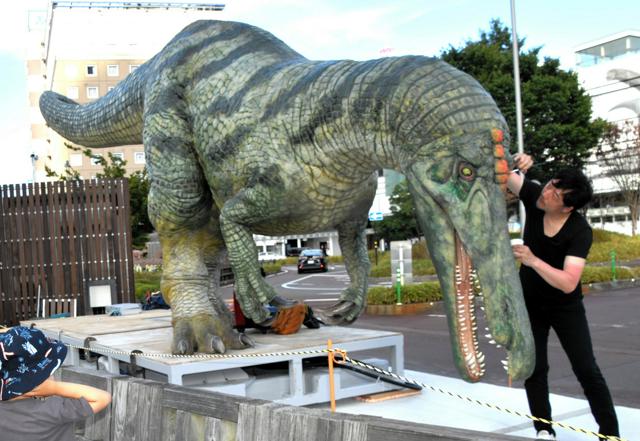 福井駅周辺は恐竜だらけ！　23体目はワニ顔の肉食恐竜スコミムス