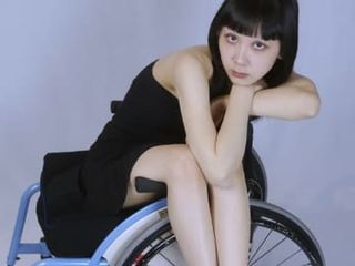 ファッションは闘う自信くれた「心の甲冑」　車いすのモデル木下春菜さん