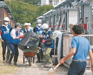 「地震の時よりひどく感じる」豪雨の能登でボランティア始動　仮設住宅やスーパーで、県内外から40人集結