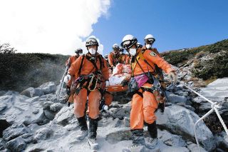 噴火翌日の御嶽山に登った10年前…山荘には噴石が刺さっていた　東京消防庁ハイパーレスキュー隊員の記憶