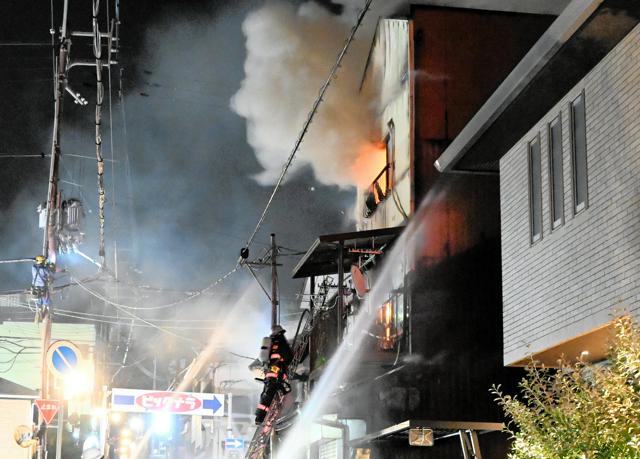 奈良町の一角で火災　古書店とみられる建物から出火、隣家にも広がる