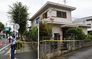 ハンマーで女性殴り強盗か、東京　住宅から複数人逃走