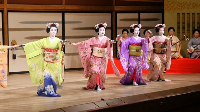 京都の芸妓・舞妓77人　華やかな舞　2日から祇園甲部「温習会」