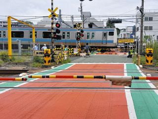 生麦駅近く「魔の踏切」で2人はねられ死亡…なのに、ほぼ毎日線路内に立ち止まる人がいるのはなぜか