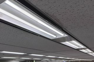 「蛍光灯」が照らした時代は過去になりゆく…パナソニックが生産終了へ　LED照明に切り替える際の注意点は　