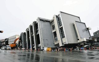 能登地震で横倒しになったビル、公費解体が始まる　「見ていると気持ちが沈む」　2025年3月に終了予定