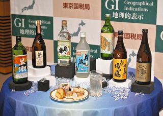 伊豆諸島の焼酎「東京島酒」狙うは世界！　麦の香ばしさ、草木を思う清涼感…国が保護する地域ブランドに指定