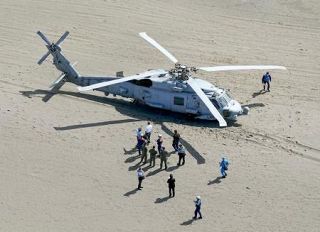 海岸に米軍ヘリ不時着　神奈川・茅ケ崎、けがなし