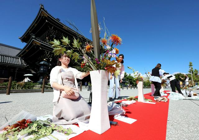 秋晴れの京都に生け花アート　華道家が屋外で制作　「男気」な展示も