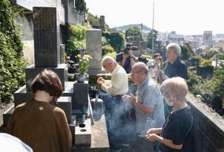 墓前に報告し「平和の旅へ」合唱　長崎、反核運動の先駆け