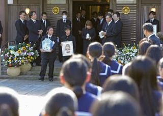 能登豪雨、翼音さんに最後の別れ　「14歳、これ以上悲しみない」