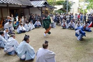 えびす様、神事でジャンプ披露　和歌山・古沢厳島神社