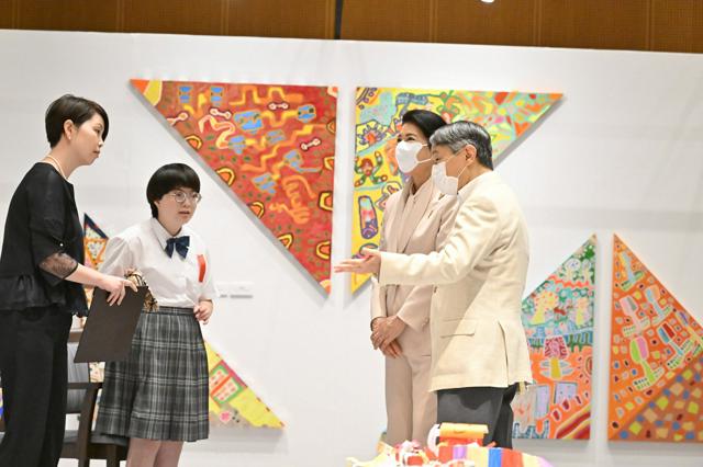 両陛下、岐阜で障害者の展覧会を見学　皇后さま「すばらしい才能」