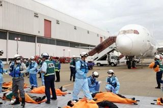 成田空港で大規模訓練　羽田事故念頭に夜間想定