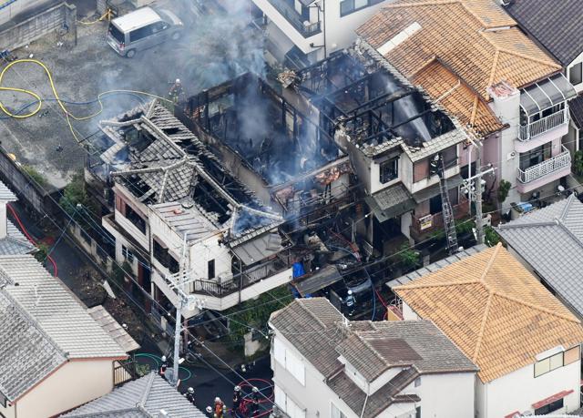 大阪・大東で住宅火災、1人死亡　80代と50代の親子と連絡取れず