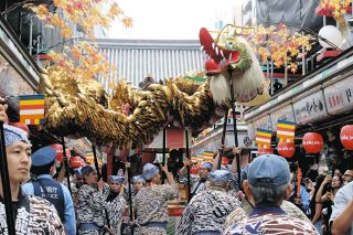 浅草寺で「金龍の舞」ピタリと小雨がやんで…　「辰年に見ると一層の幸せが」