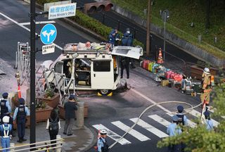 自民党本部前で火炎瓶＝官邸前に車突入、４９歳男逮捕―警察車両燃える、けが人なし・警視庁