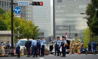 自民党本部付近に火炎瓶か　官邸に車突っ込む、男確保