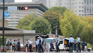 自民党本部に火炎瓶投げ込み　首相官邸前に車で突入　49歳男を逮捕