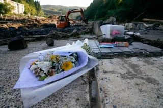 能登豪雨１カ月、輪島で黙とう　残る爪痕、犠牲者悼む