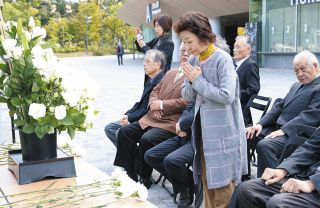 学徒出陣から81年、遺族ら戦没者を追悼し「孫子の代まで語り継いでいかねば」