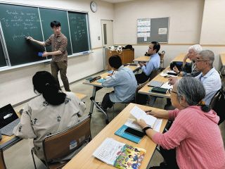 謎めく人工の国際語「エスペラント」教室に潜入してみた　どんな人が、なぜ学ぶ？　壮大な理念に共感も