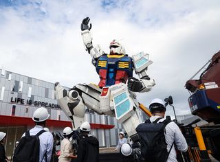 万博、ガンダム像お披露目＝頭部取り付け完成―バンダイナムコ