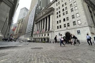 ＮＹ株続落、１４０ドル安　米大幅利下げの観測後退