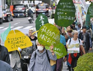 神宮外苑の樹木伐採、抗議のパレード「世界の動きと逆行」「再開発ありきで怒り」　月内にも切り倒し