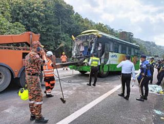 マレーシア事故参加者が帰国の途　観光バスで死傷、複数人が車いす