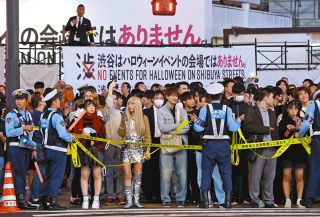 ハロウィン群衆、流れ流れてどこへ行く？　渋谷、新宿が路上飲酒「禁止」で対策強化、おののく池袋