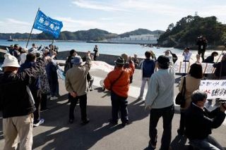 再稼働、被災地から疑問や不安　女川原発の周辺で抗議活動も