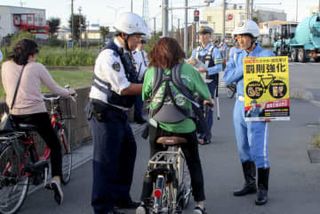 自転車「ながら運転」の罰則周知　警視庁と埼玉県警が草加市で