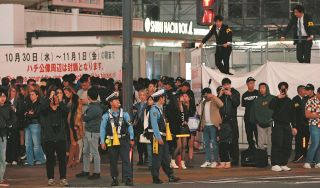 ハチ公像は見られません…渋谷が「ハロウィン」警戒モード、白いシートで周辺囲む　「来ないで」呼びかけ