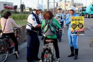 自転車「ながら運転」の罰則周知　警視庁と埼玉県警が草加市で