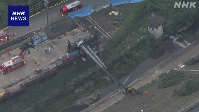 大阪 阪南市 工事現場でクレーン車横転 運転手が両足にけが